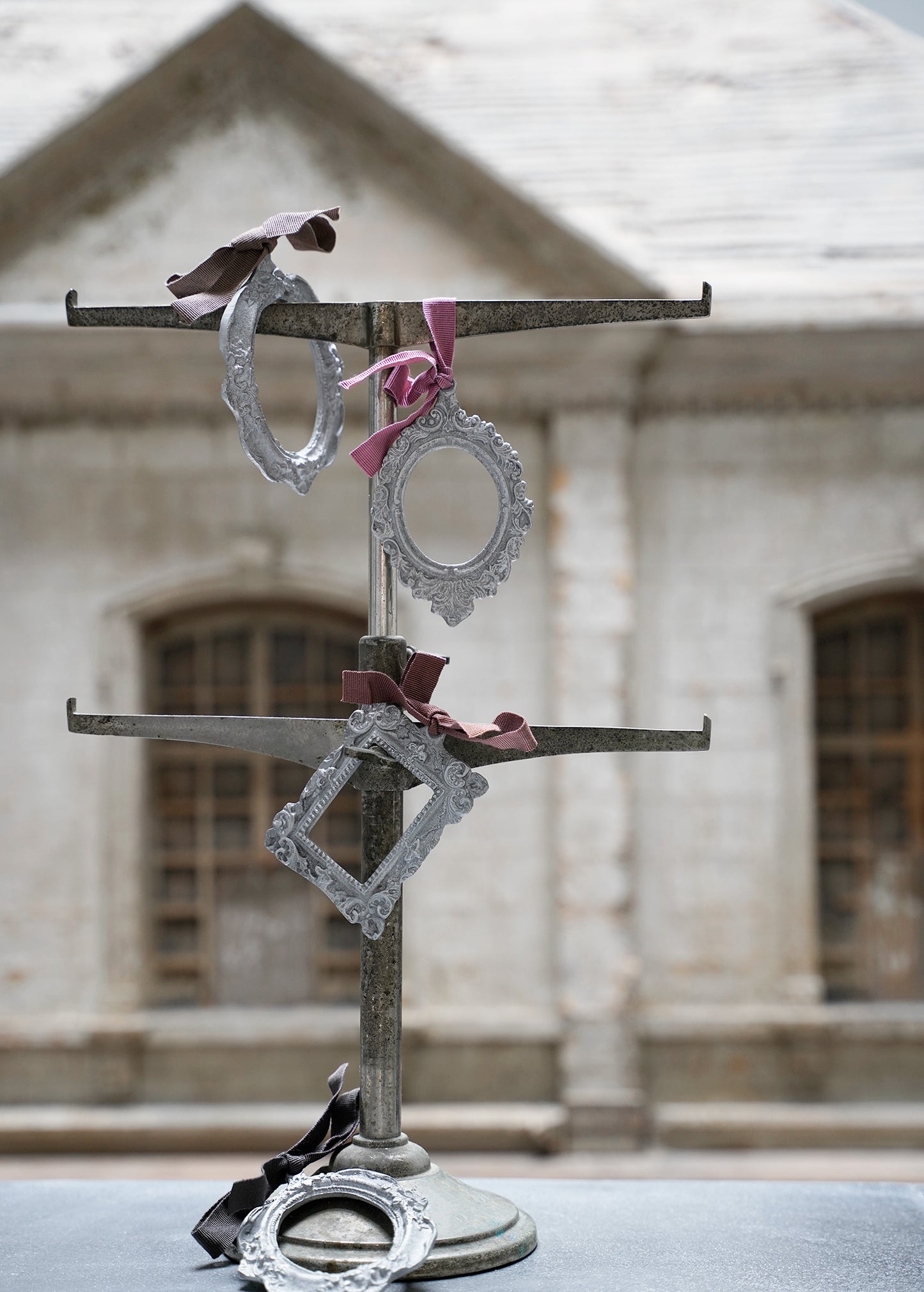 Seasonal Aluminum Frame Oval - Small