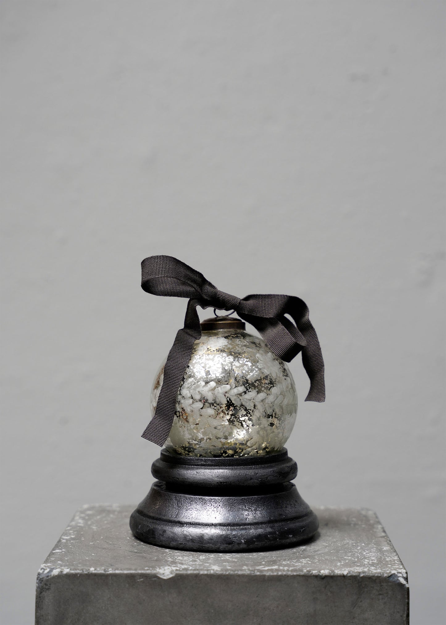 Bauble w. faceted leaves - Silver