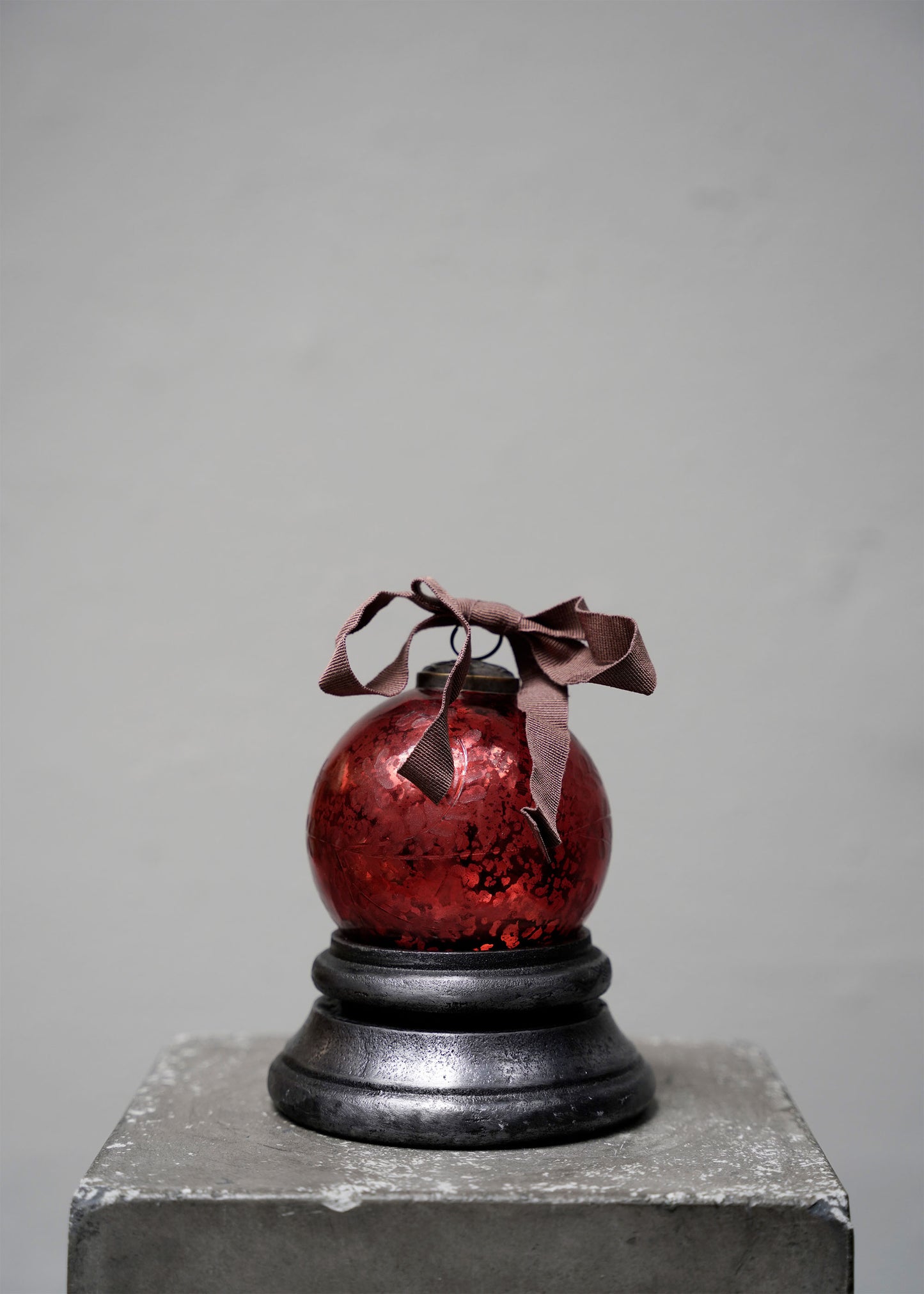 Bauble w. faceted leaves - Red