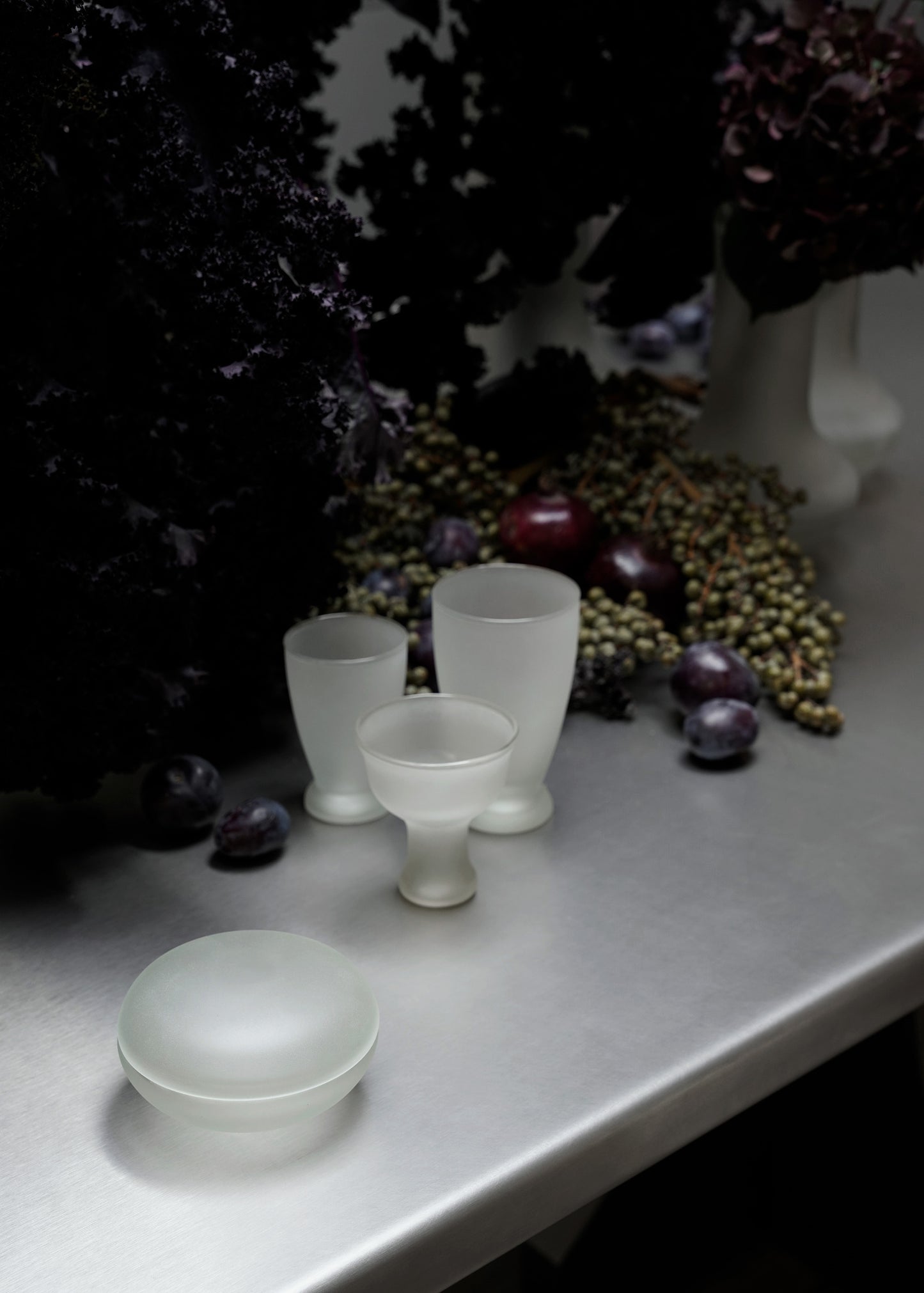 "MATTES GLAS MIT DECKEL" VON OLIVER GUSTAV