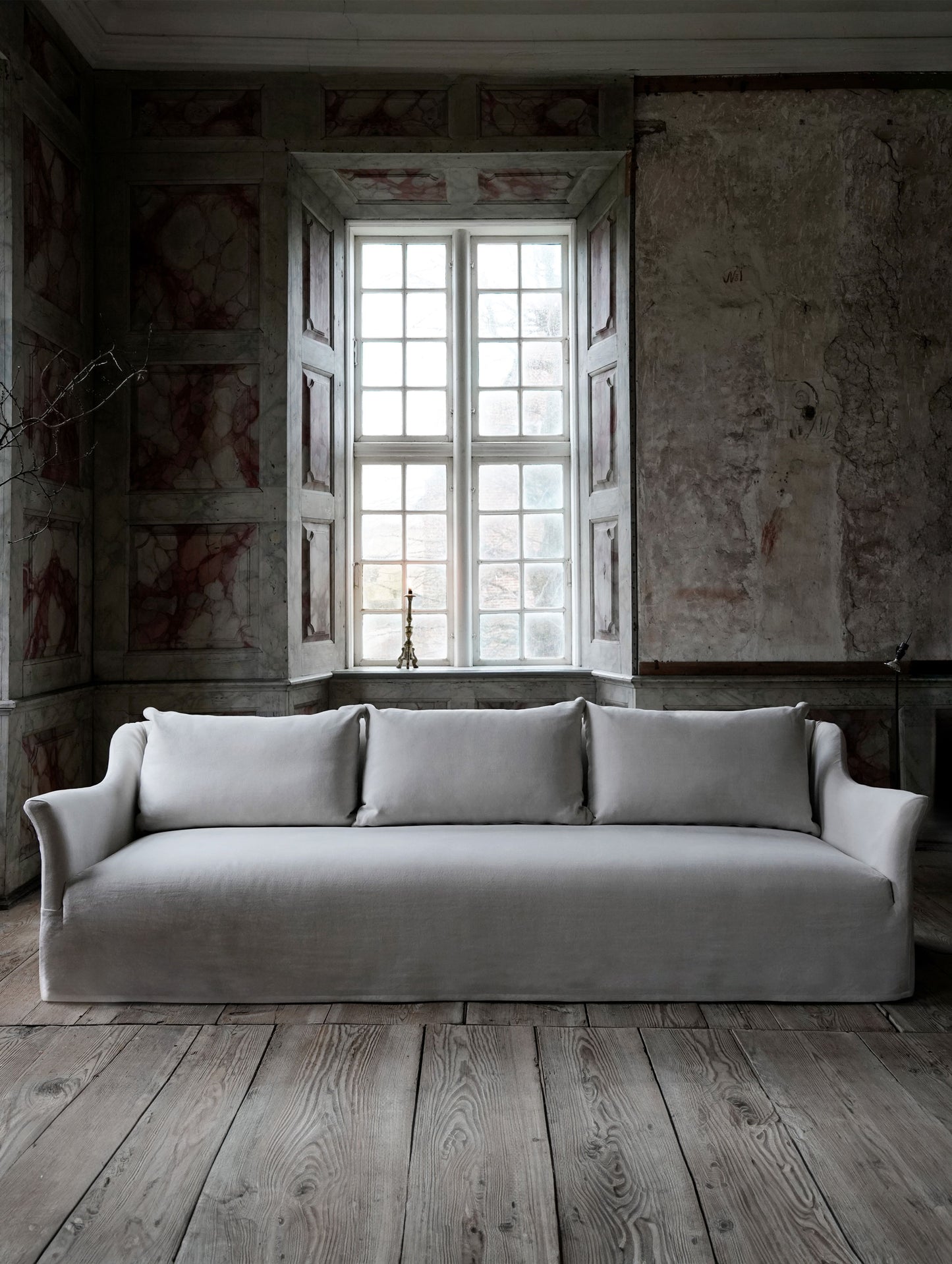 "KLASSISCHES SOFA MIT FESTEM SITZ" VON OLIVER GUSTAV