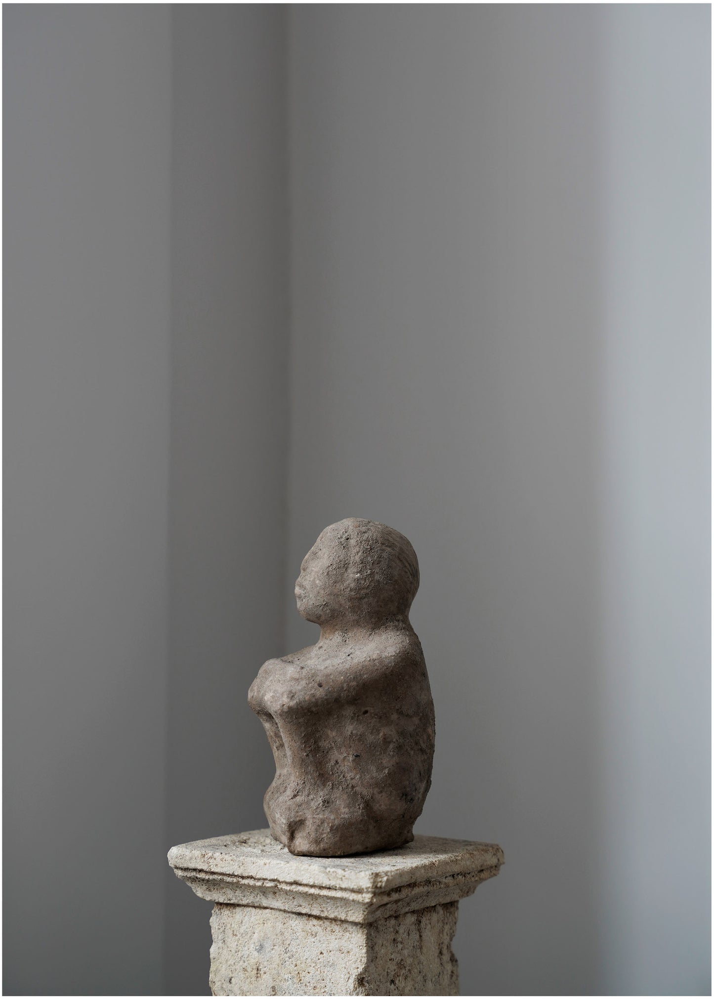 Sitzende Skulptur