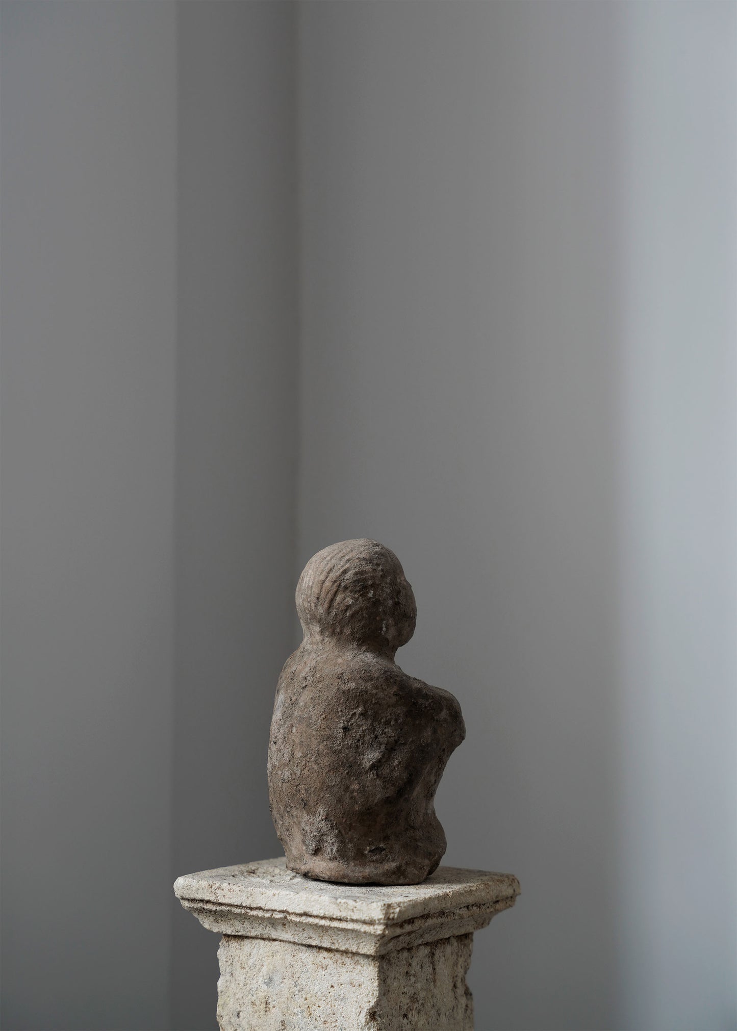 Sitzende Skulptur