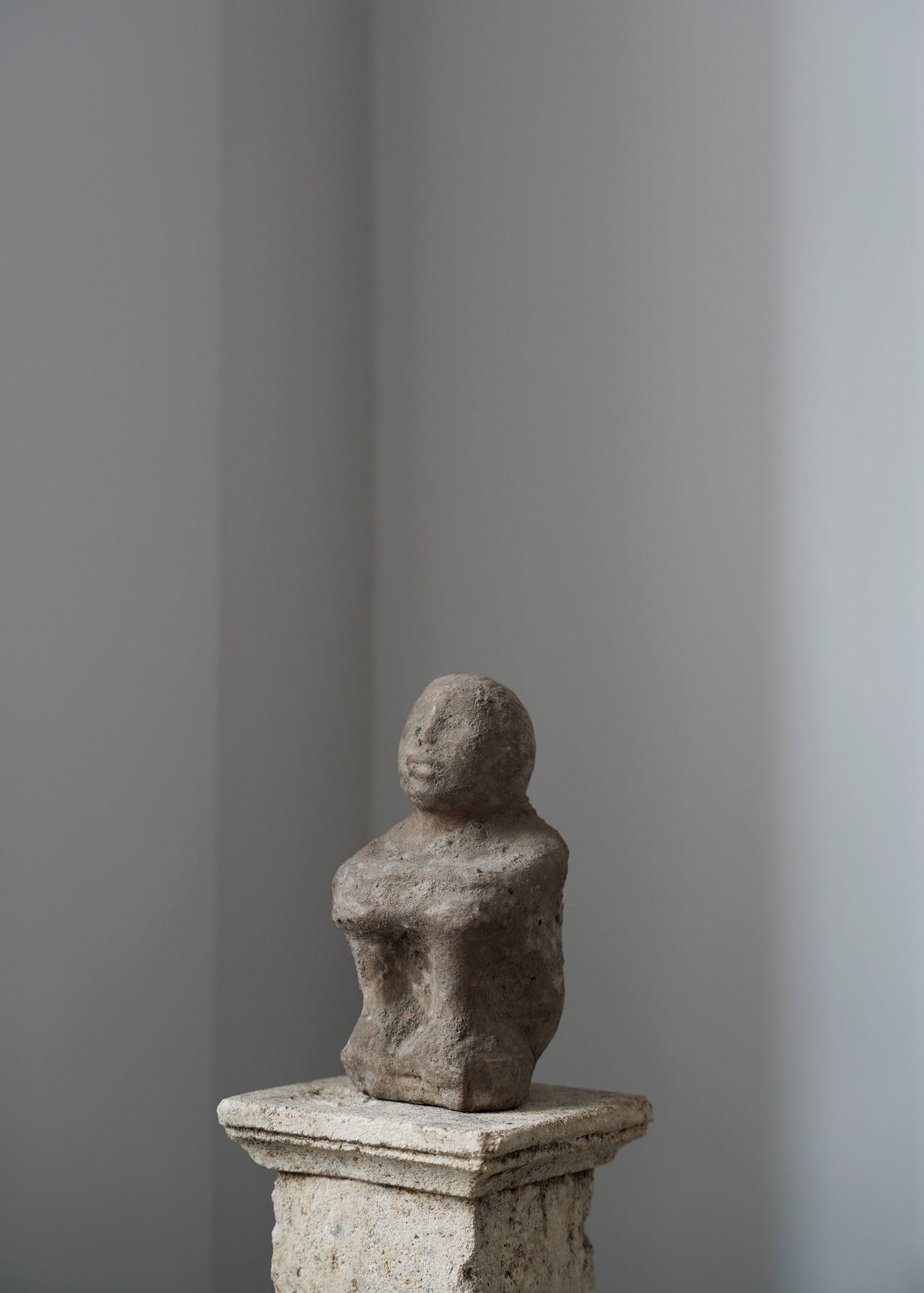 Sitzende Skulptur