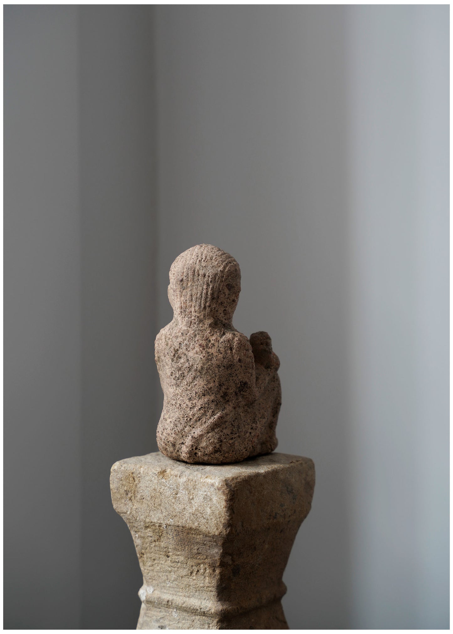 Sitzende Skulptur