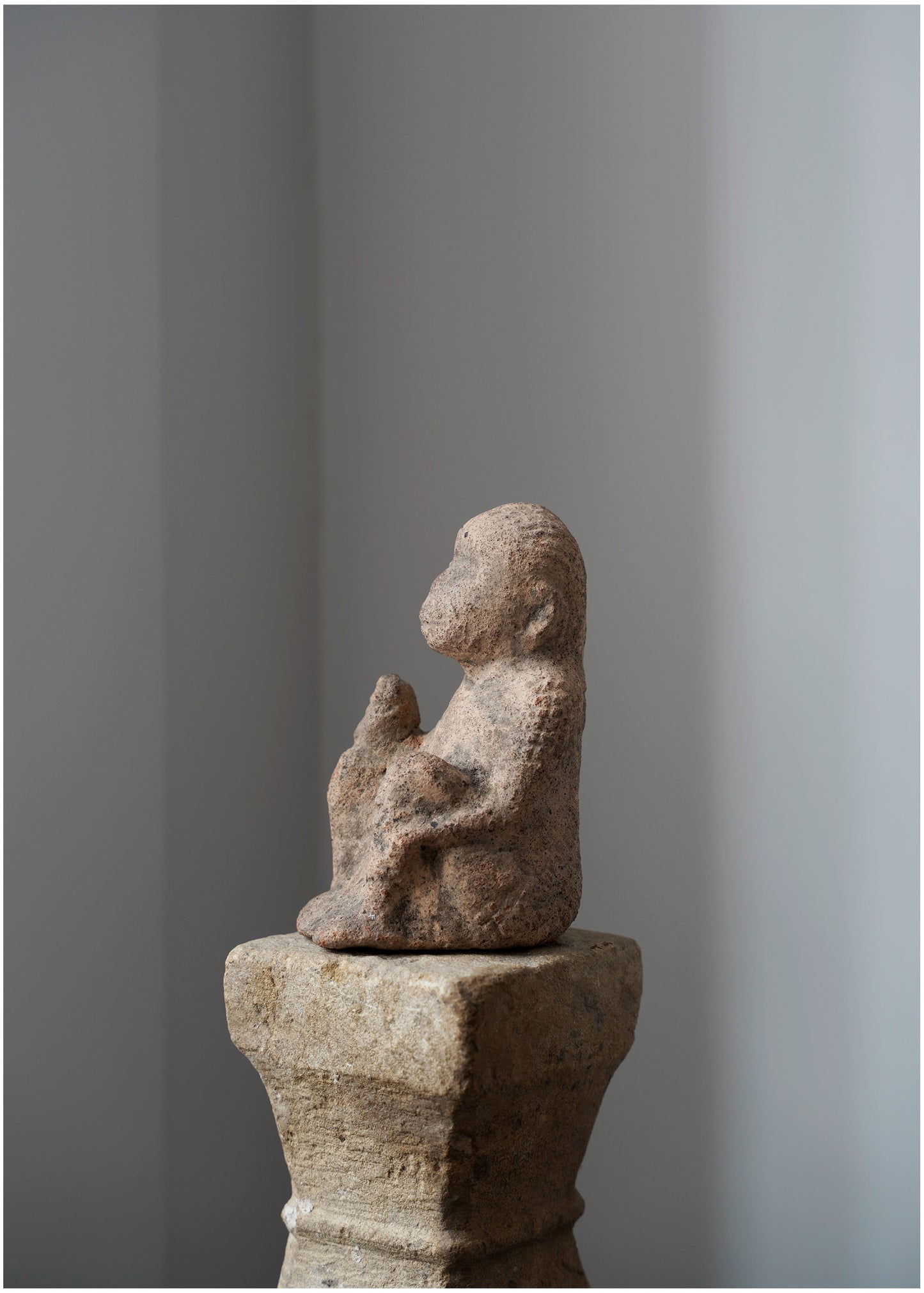 Sitzende Skulptur