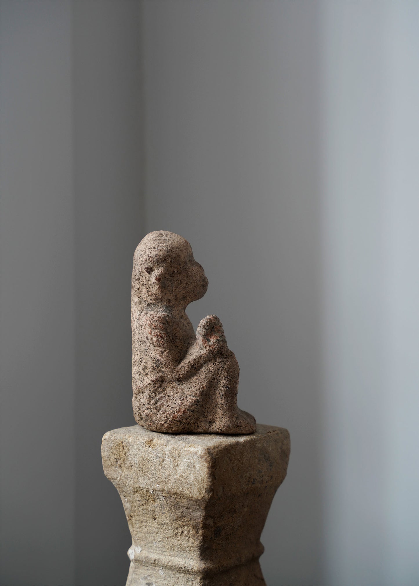 Sitzende Skulptur