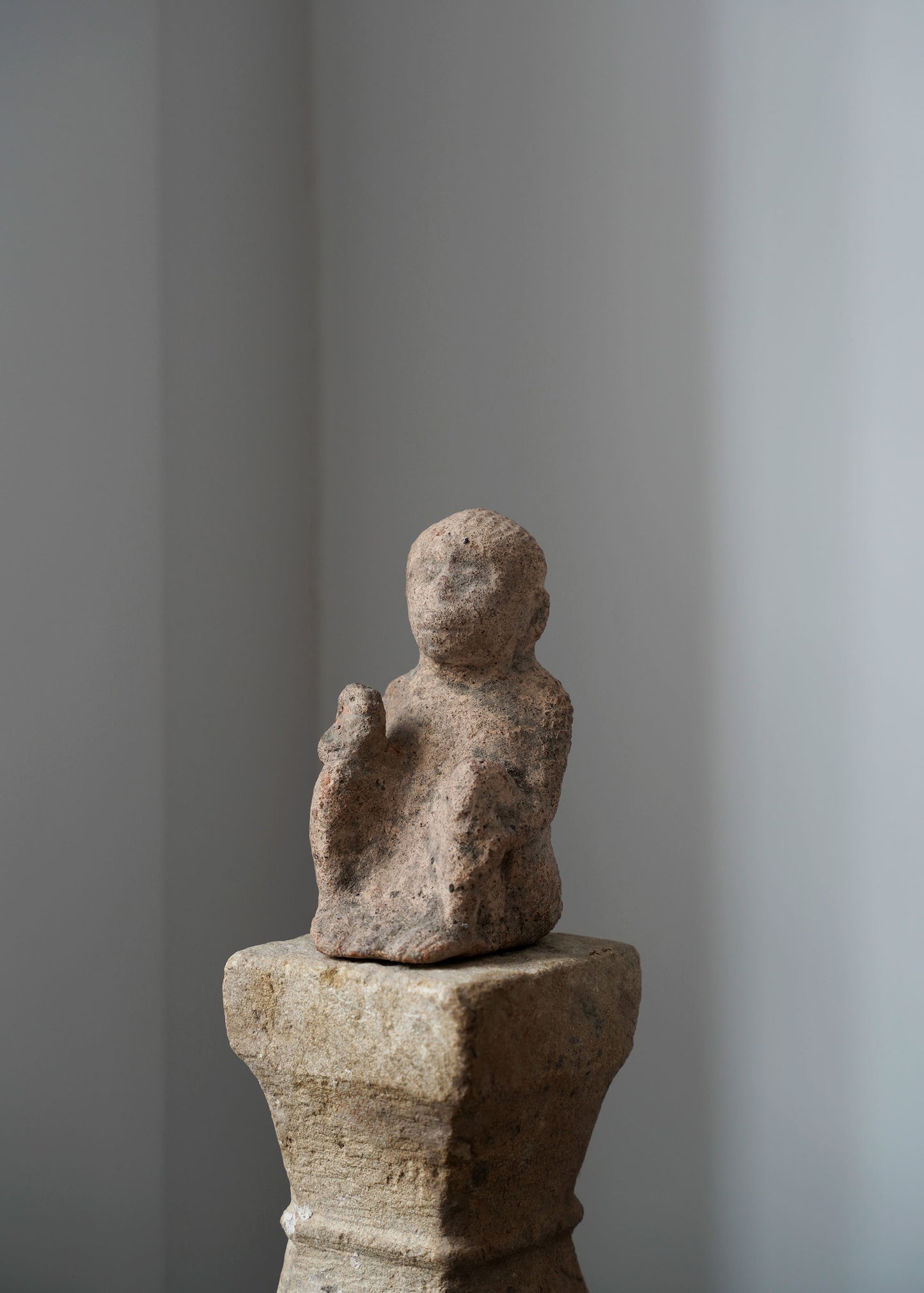 Sitzende Skulptur