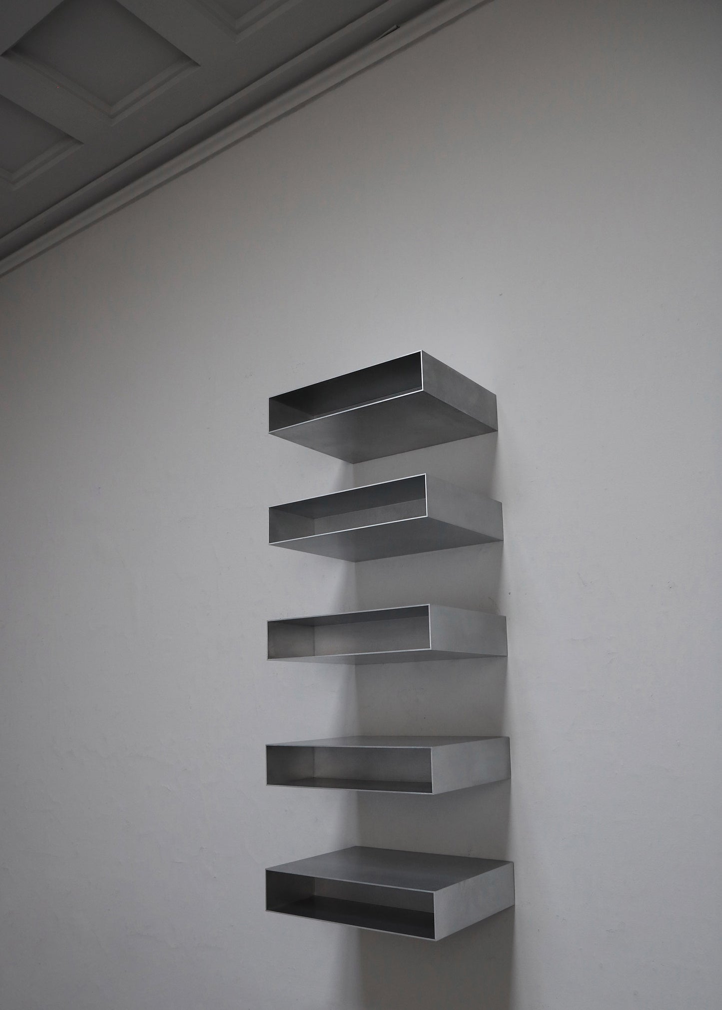 "ALUMINIUM REGAL" VON OLIVER GUSTAV