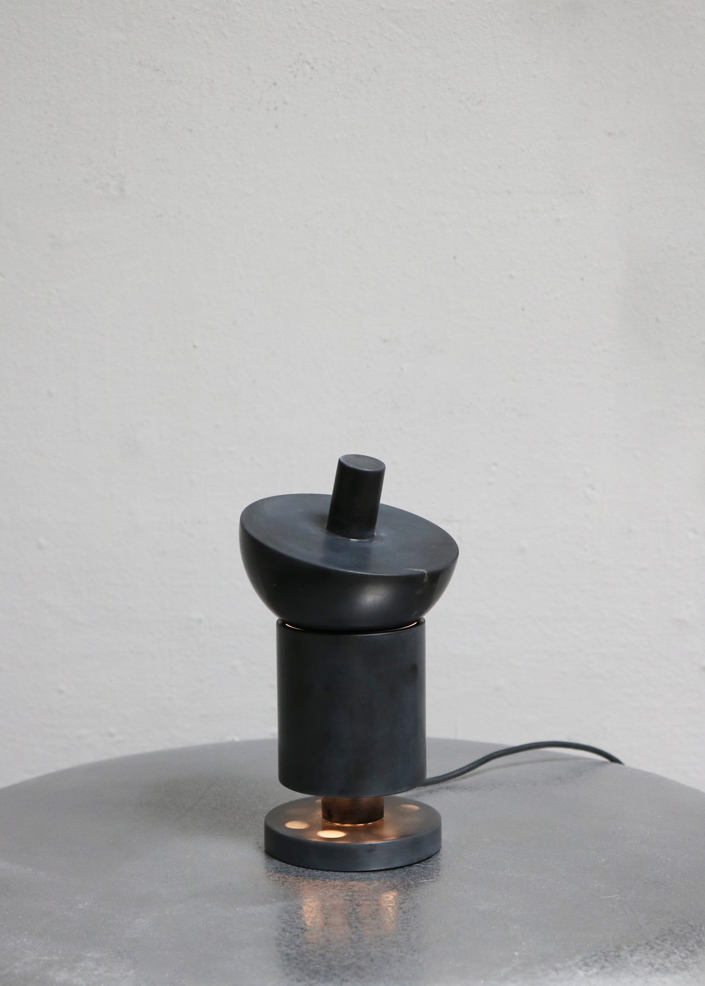 „BELGISCHE SCHWARZE MARMOR-LICHTSKULPTUR Nr. 4“ VON STEFANO GALUZZI