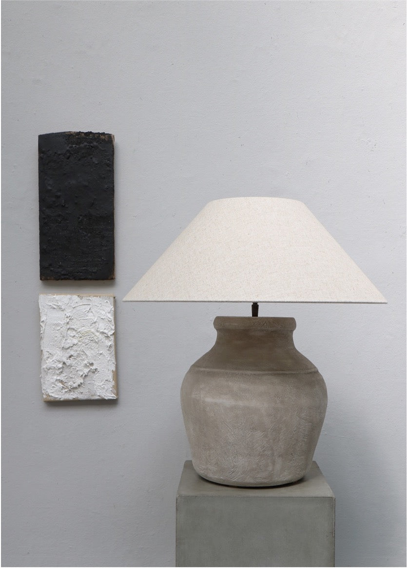 Beige Terrakotta-Lampe mit hohem Hals