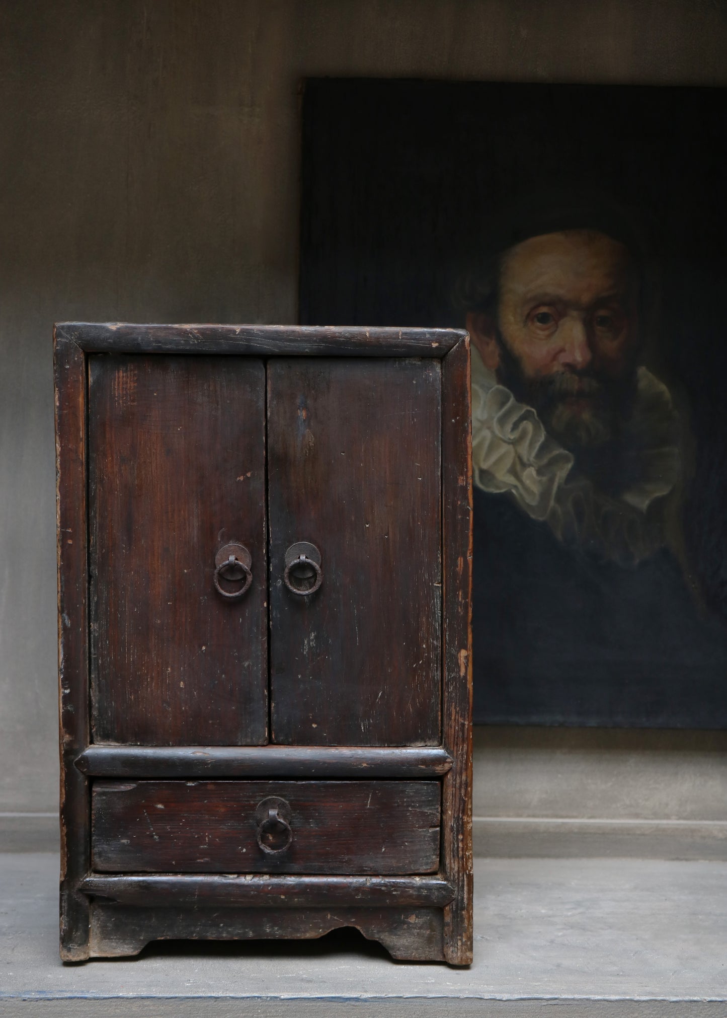 Winziger asiatischer Schrank
