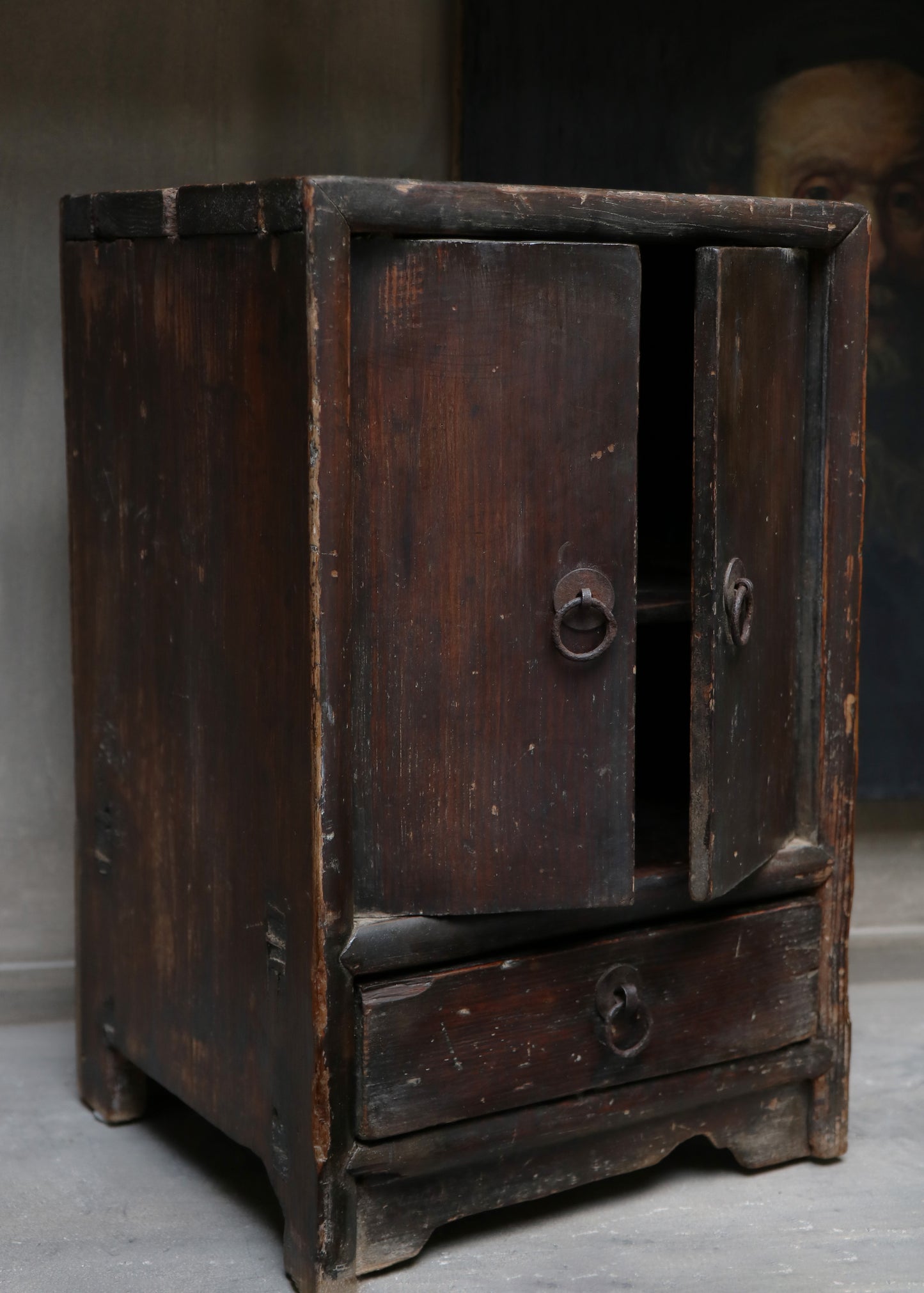 Winziger asiatischer Schrank