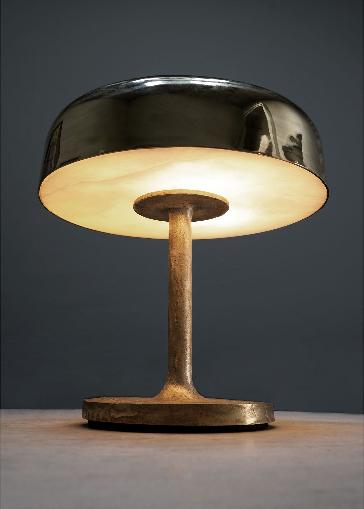 „KUPOLI TISCHLAMPE AUS MESSING“ VON MICHAËL VERHEYDEN