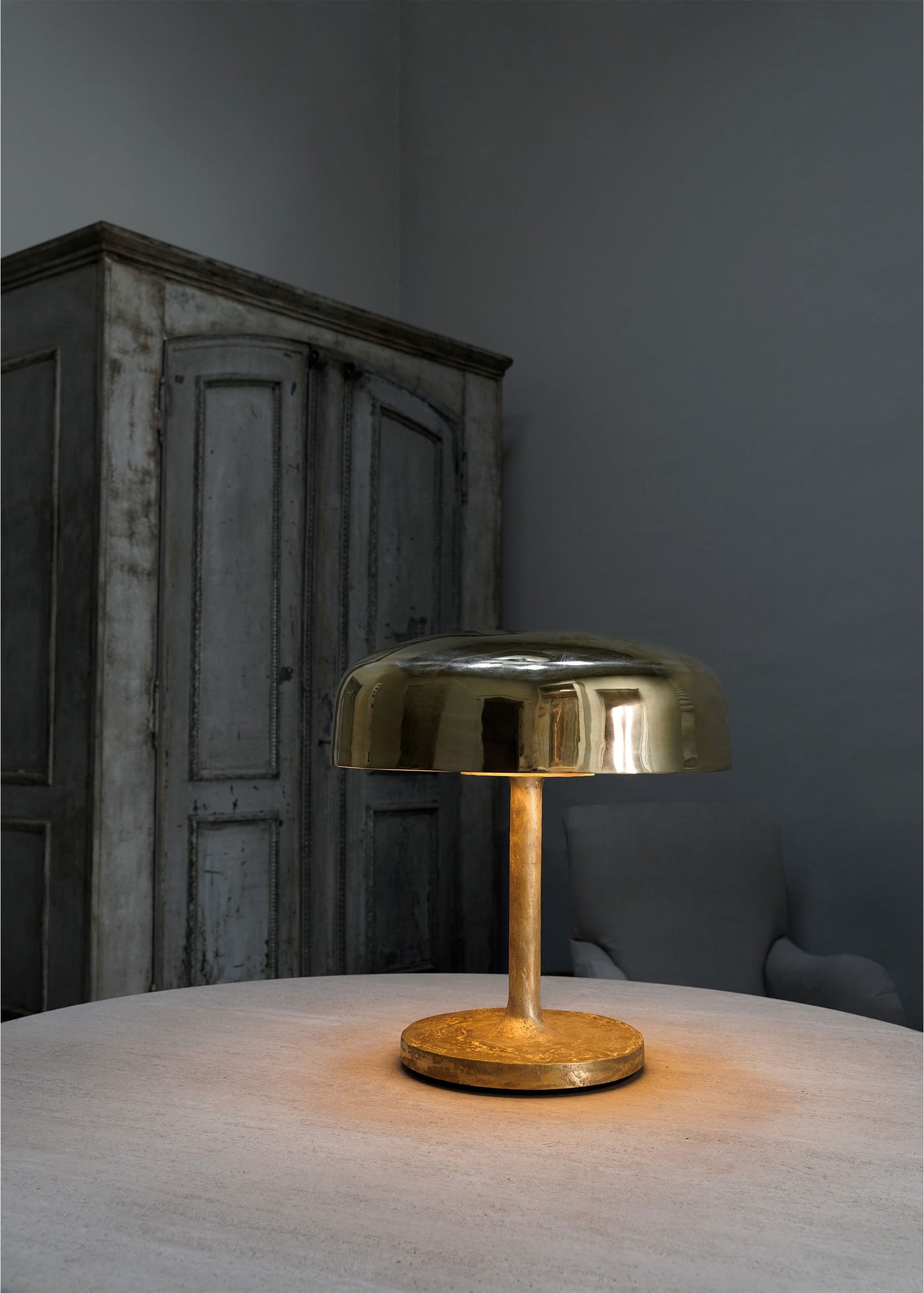 „KUPOLI TISCHLAMPE AUS MESSING“ VON MICHAËL VERHEYDEN