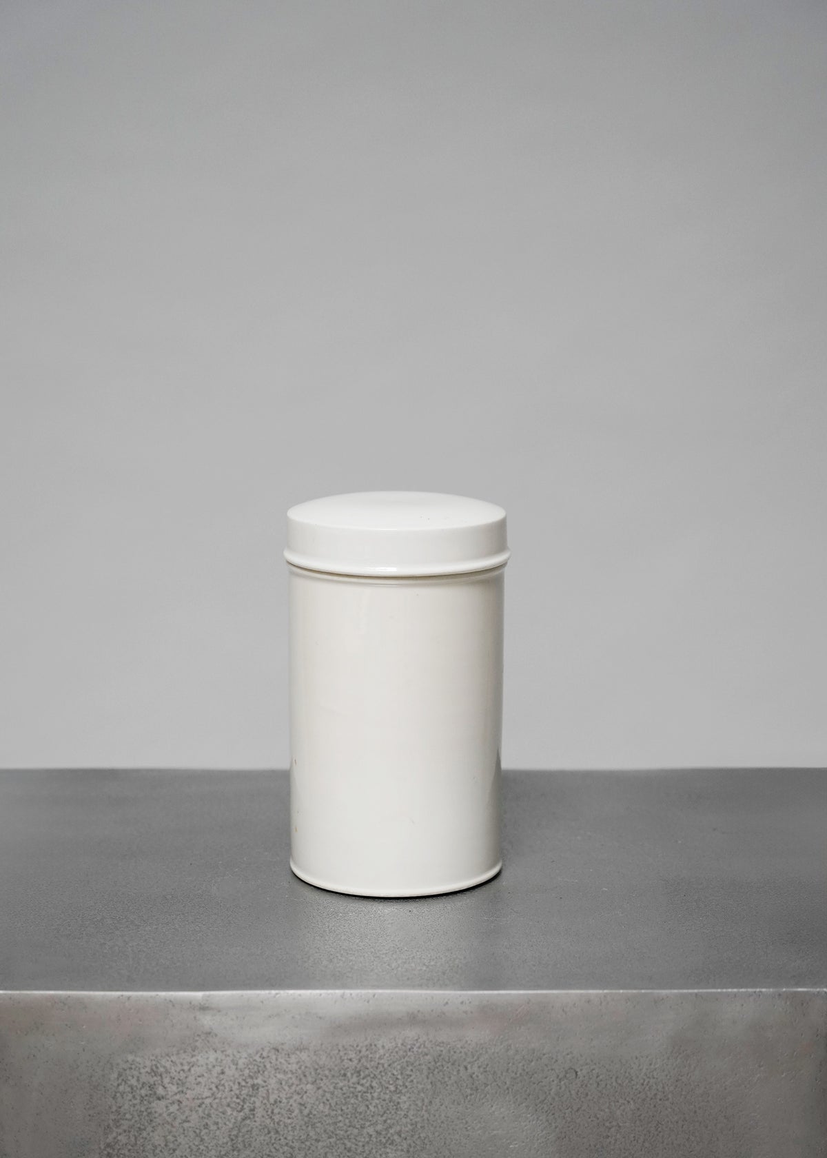 White ceramic jar L