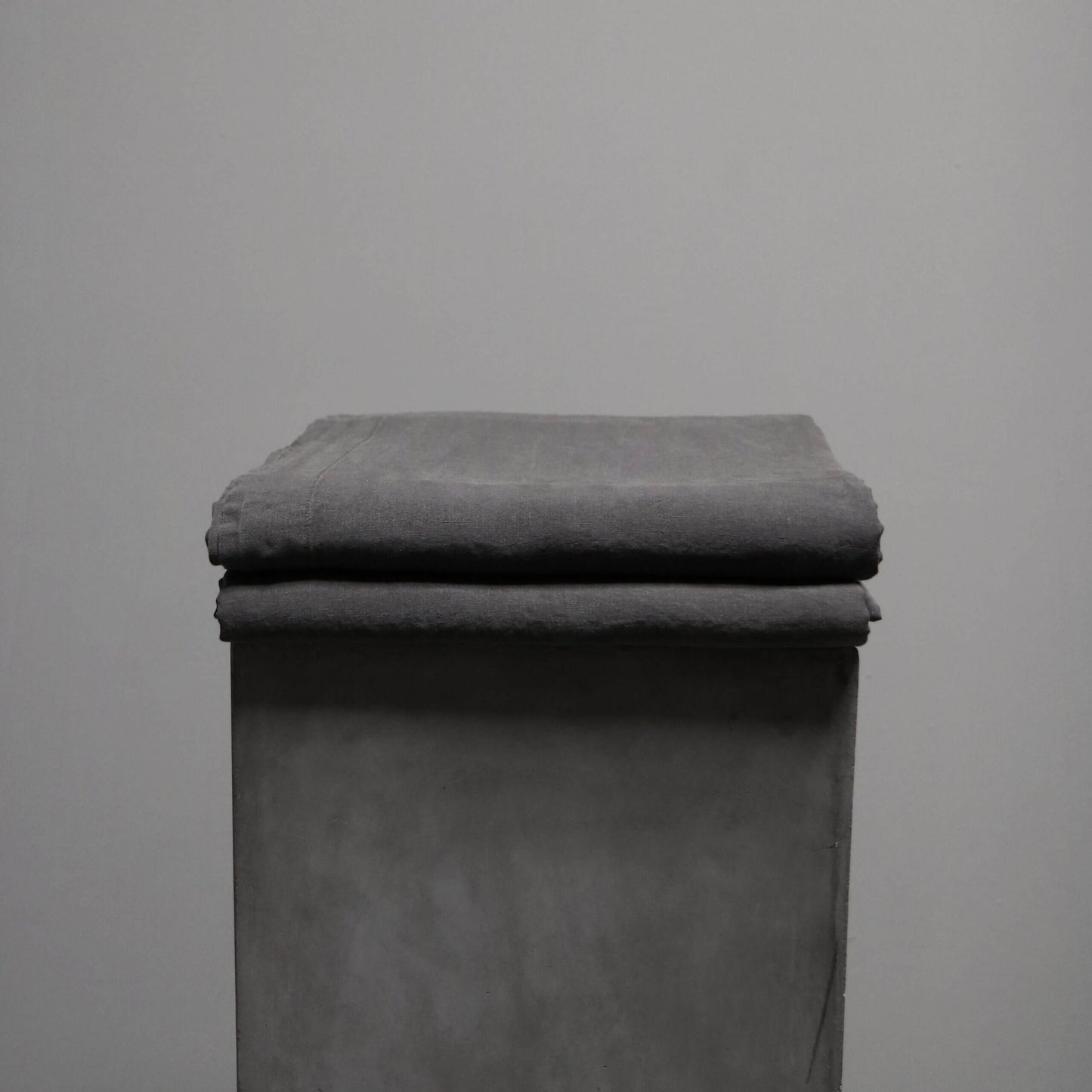 Bedsheet in linen from Society Limonta color Anthracite dark grey