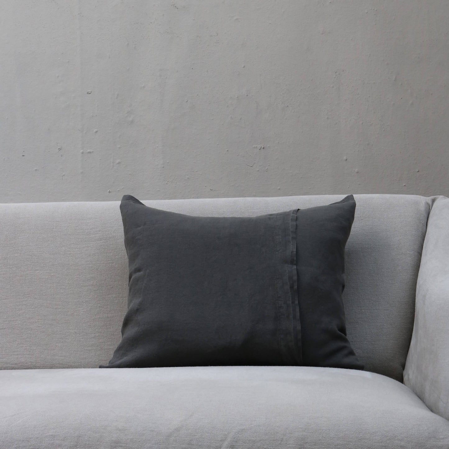 Society Limonta cushion in linen in the beautiful color Anthracite.