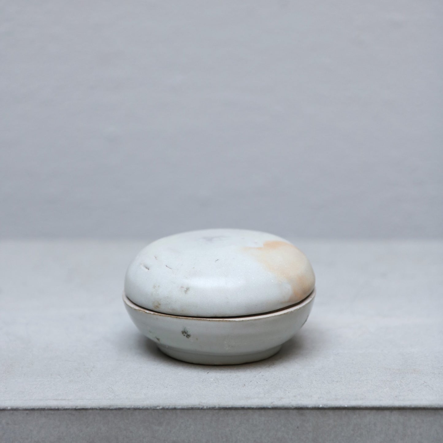 Antique asian porcelain cosmetic box with lid