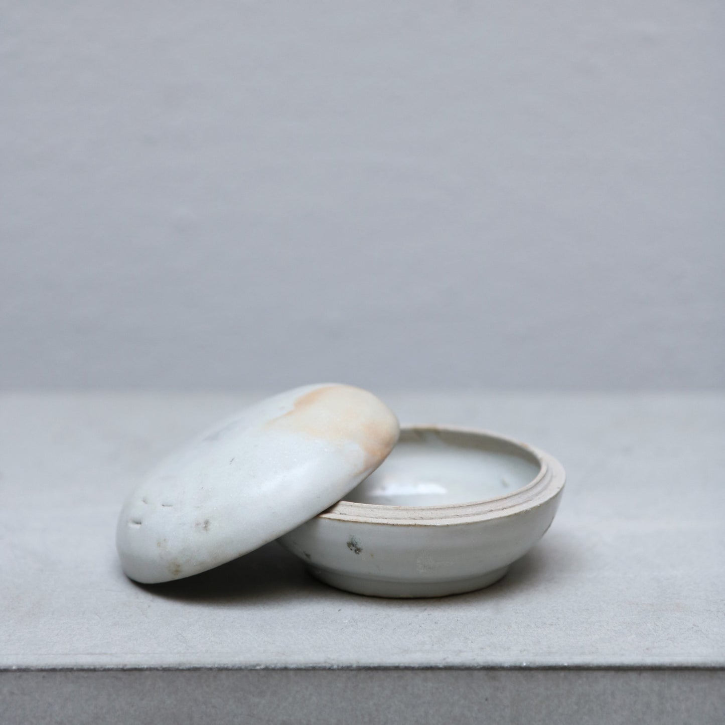 Antique asian porcelain cosmetic box with lid