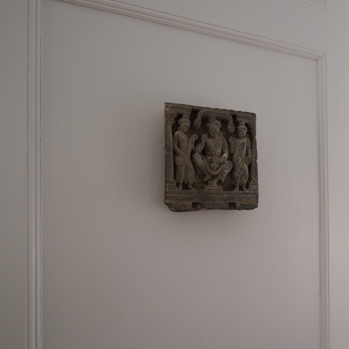 Antikes Maitreya-Relief