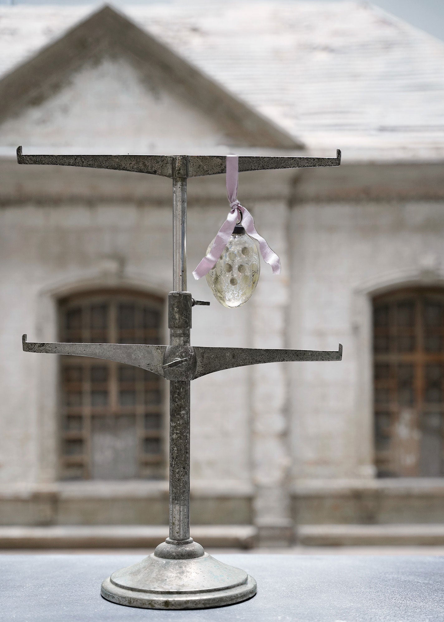 Weihnachtskugel Nr. 10, ovale Form, Silber, mit goldenen Punkten