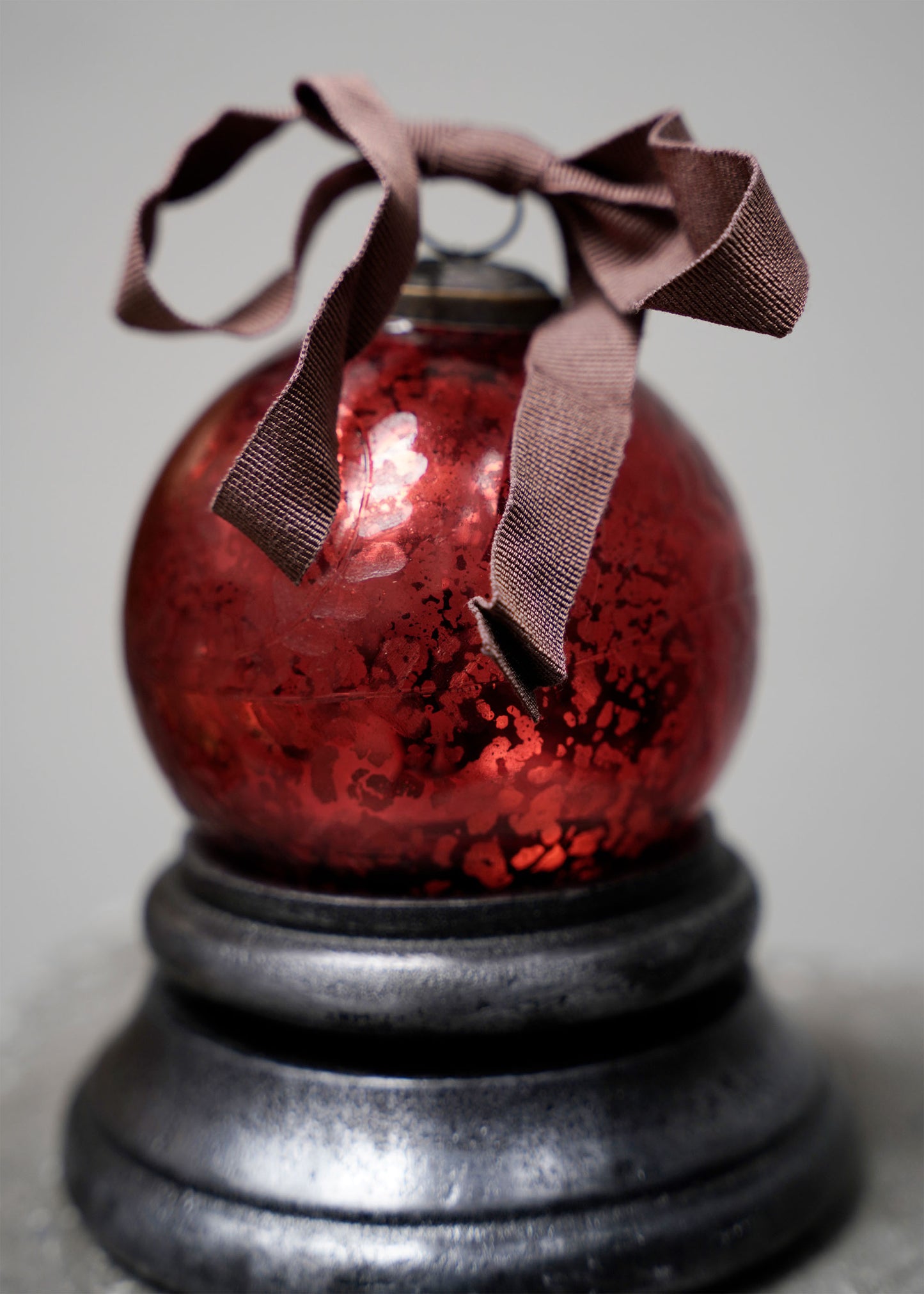 Bauble w. faceted leaves - Red