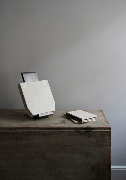 Ständer für Kunstwerke oder Bücher von "Journey by Oliver Gustav"