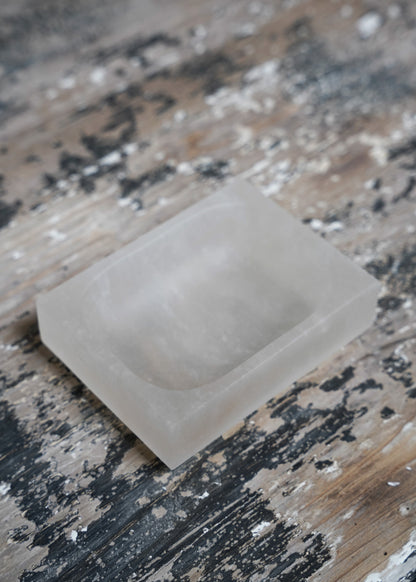 „Caro XS Seifenschale aus Alabaster“ von Michaël Verheyden