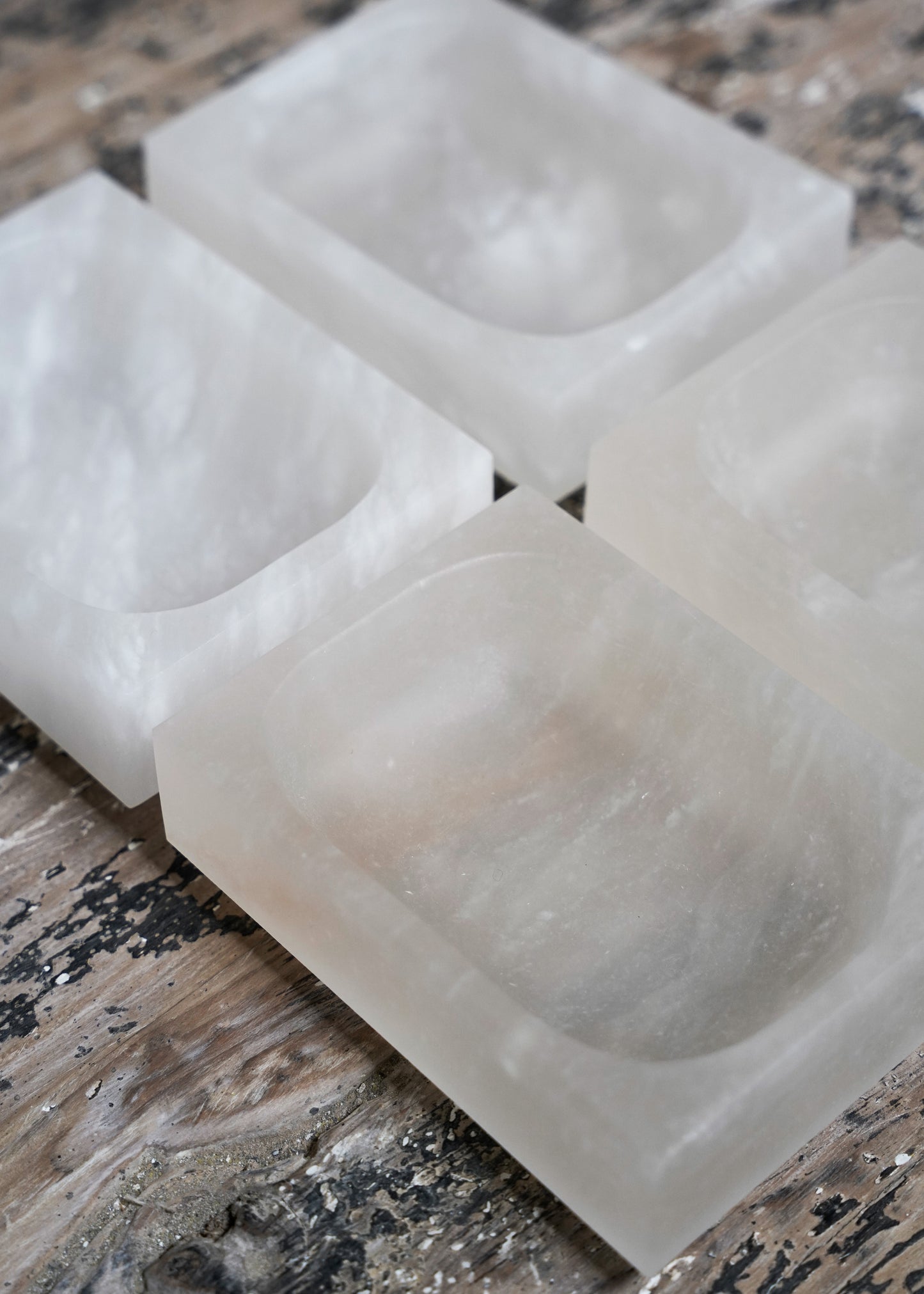 „Caro XS Seifenschale aus Alabaster“ von Michaël Verheyden
