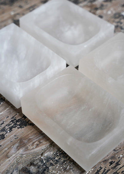 „Caro XS Seifenschale aus Alabaster“ von Michaël Verheyden