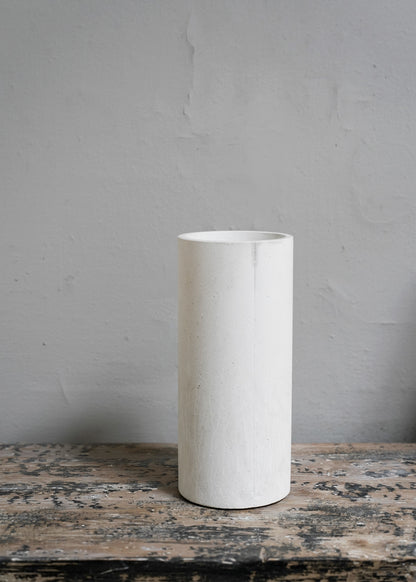 „Zylindrische Betonvase“ von Michaël Verheyden