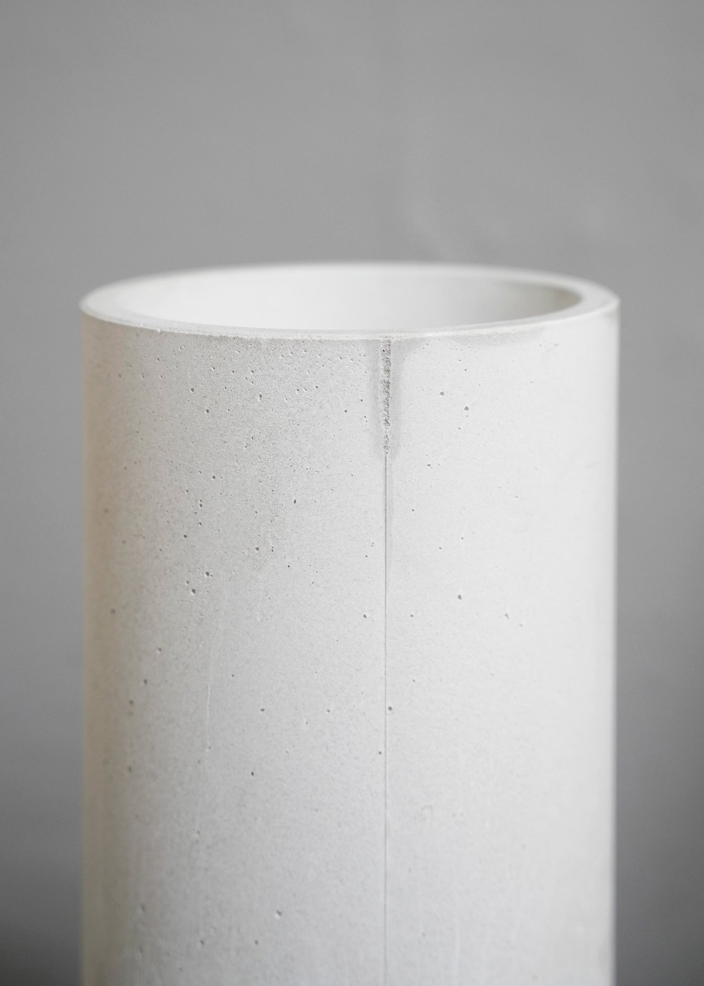 „Zylindrische Betonvase“ von Michaël Verheyden