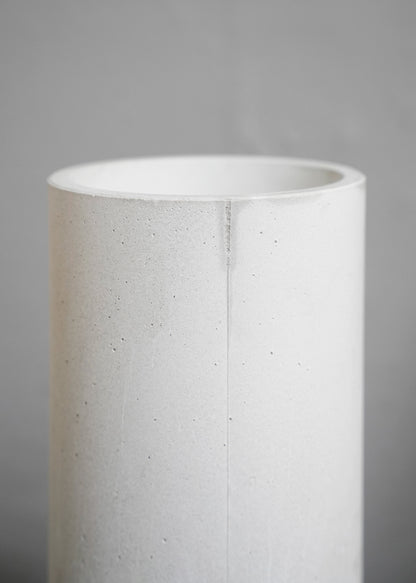 „Zylindrische Betonvase“ von Michaël Verheyden