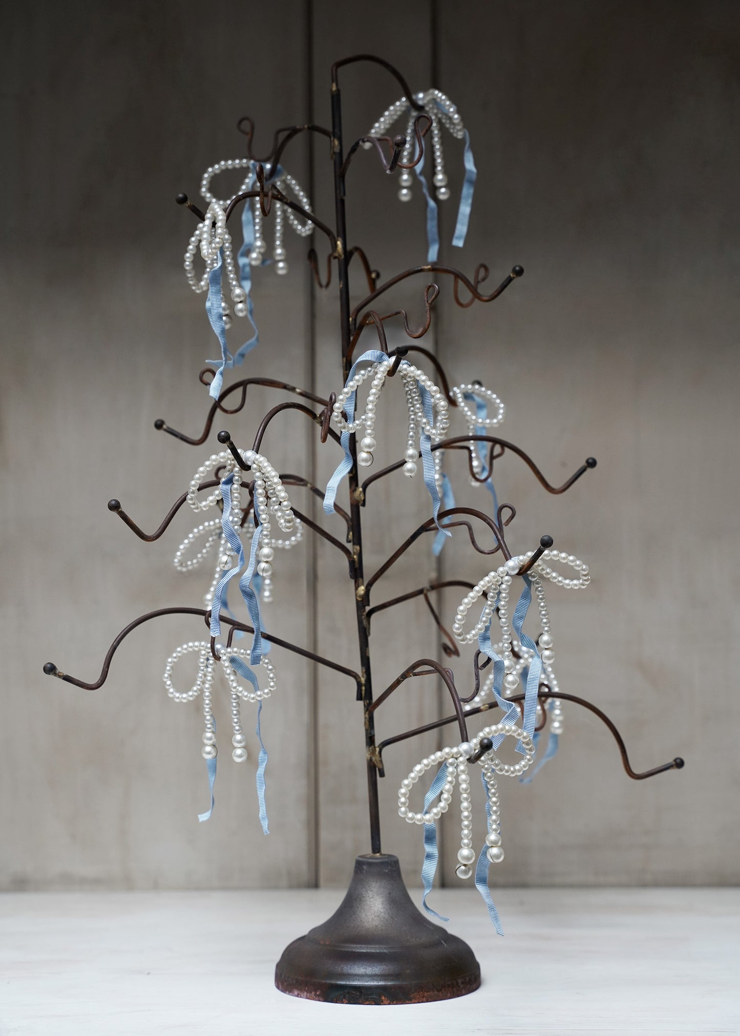 Pearl-bow with blue ribbon