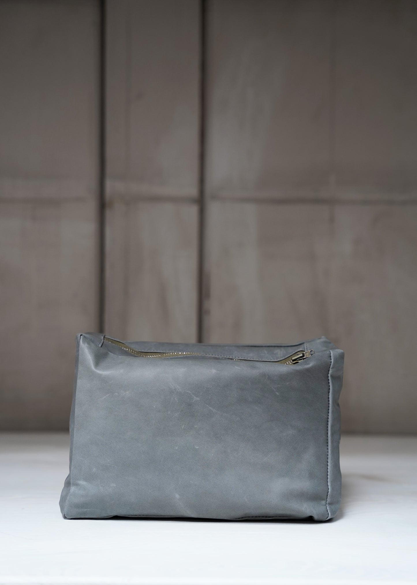 Leather Pouch small - dark grey w. green zipper