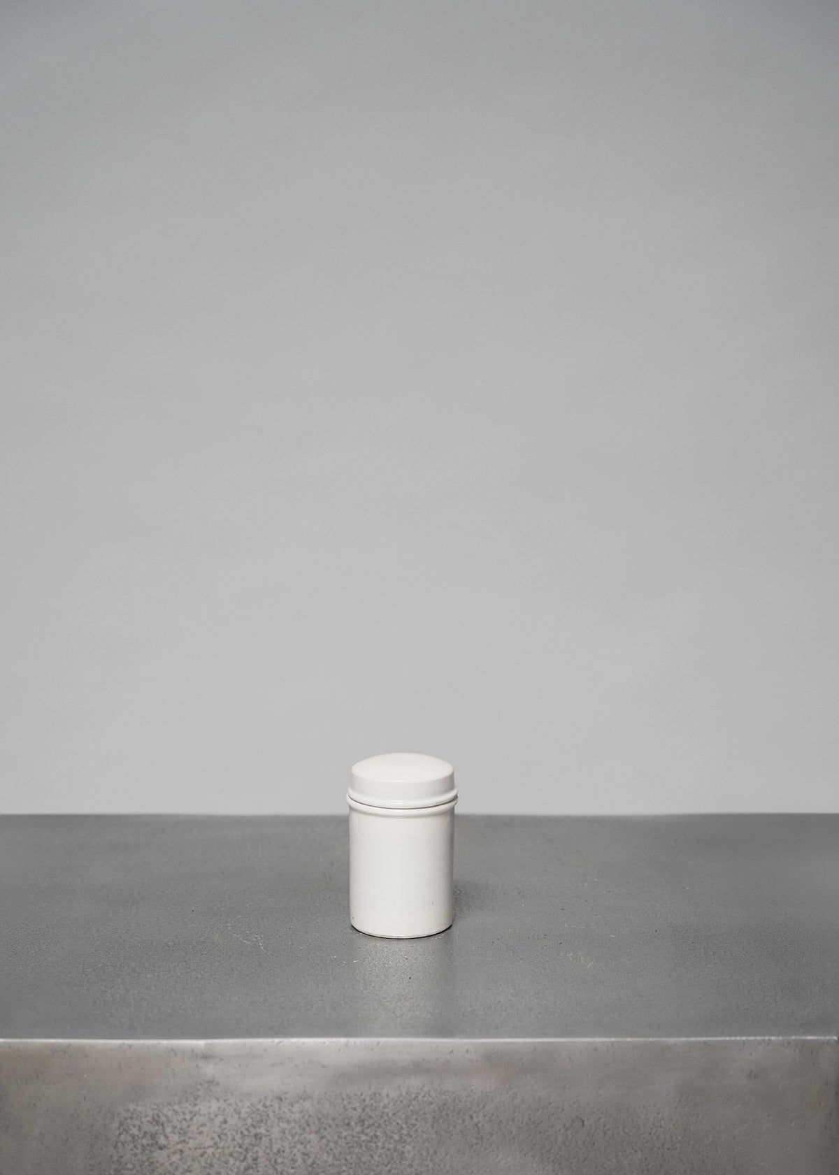 White ceramic jar xs