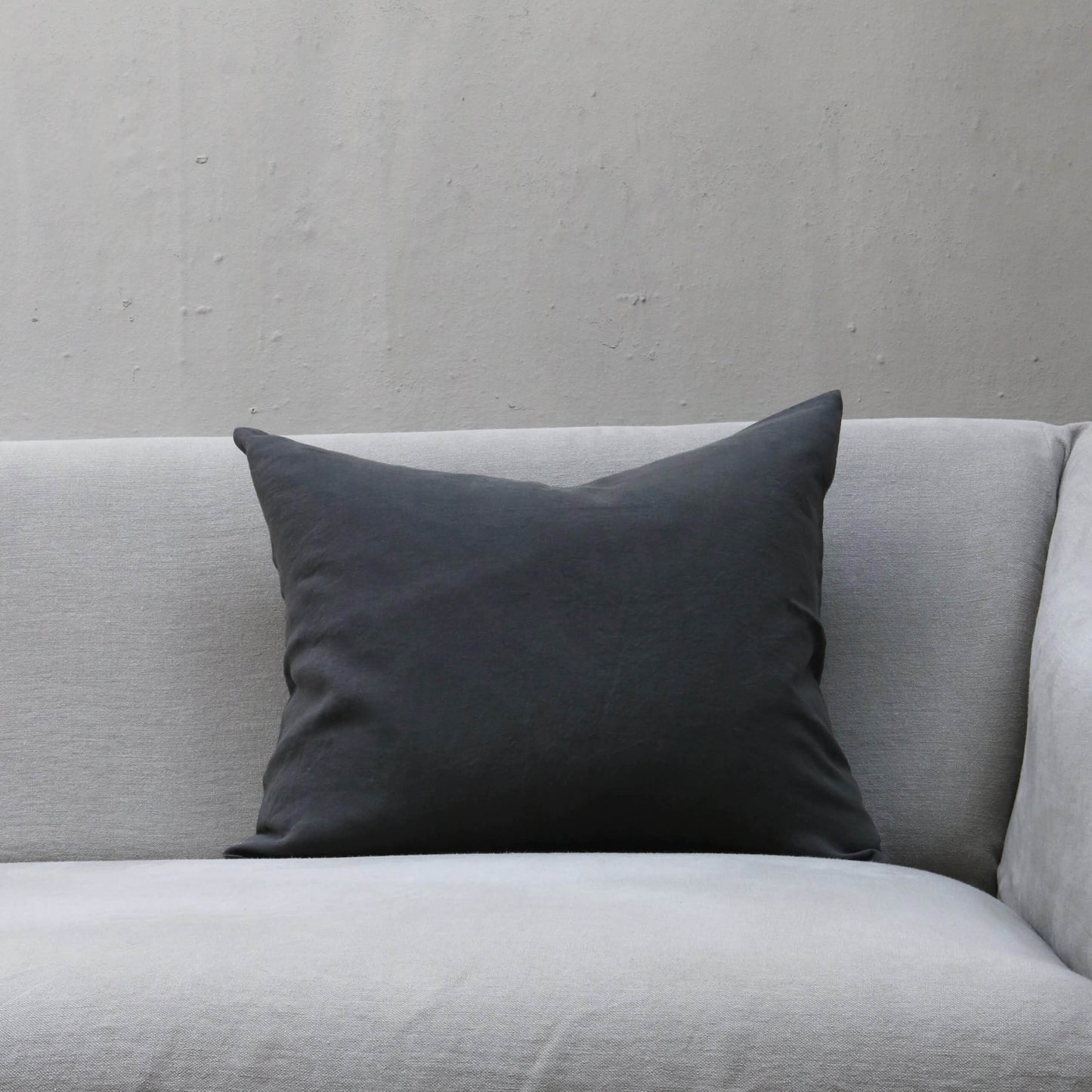 Society Limonta cushion in linen in the beautiful color Anthracite.